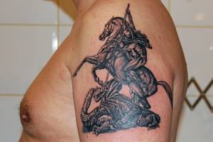 Tatuaje de un caballero luchando contra un dragón