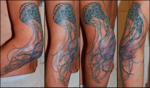 Tatuaje de unas medusas flotando por el brazo