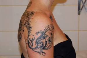 Tatuaje de flores en la espalda y brazo