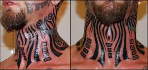 Tatuaje tribal en el cuello
