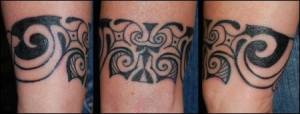 Tatuaje de un brazalete de espirales