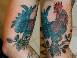 Tatuaje de un gallo posado en una rama