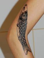 Tatuaje de un pez en el codo