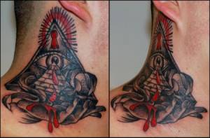 Tatuaje de una piramide con cerrojo y un ojo