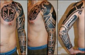 Tatuaje de una tortuga Maorí y tribales en brazo y pecho