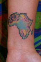 Tatuaje del mapa de África en la muñeca