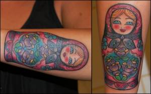 Tatuaje de una muñeca rusa en el antebrazo