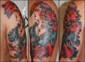 Tatuaje de una chica mexicana con flores y corazones