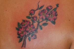 Tatuaje de una rama con flores