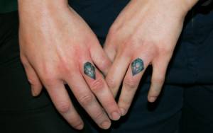Tatuajes de diamantes en los dedos