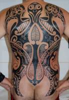 Tatuaje de una tortuga maorí en la espalda