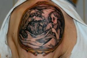 Tatuaje representación de Caperucita y el lobo