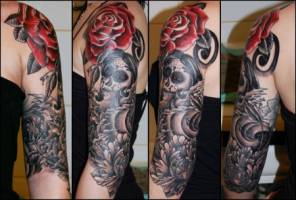 Tatuaje en el brazo de calavera mejicana y varias flores