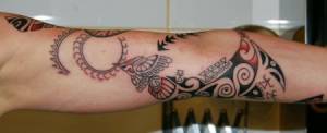Tatuaje maorí en el brazo