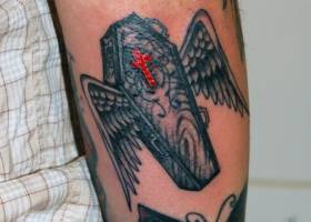 Tatuaje de un ataúd con alas