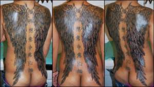 Tatuaje de unas grandes alas en la espalda