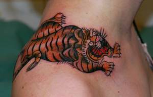 Tatuaje de un tigre en la clavícula