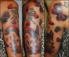 Tatuaje de un perro con mariposas y el arco iris