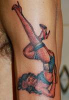 Tatuaje de una pin-up enseñando pierna