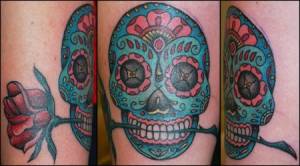 Tatuaje de una calavera mexicana con una rosa en la boca