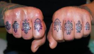 Tatuaje de varios símbolos en los dedos