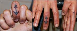Tatuaje de un ancla en el dedo