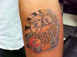 Tatuaje de una carpa nadando en un circulo