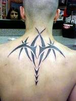 Tatuaje de un tribal en la espalda y nuca