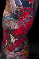 Tatuaje de un ogro japonés en las nubes