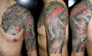 Tatuaje de un dragón japonés con flores y agua