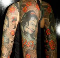 Tatuaje de una cabeza de geisha entre nubes