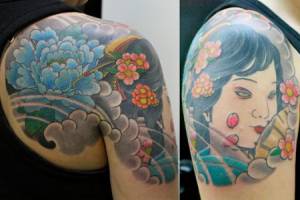 Tatuaje de una geisha abanicándose entre nubes y flores