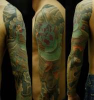Tatuaje de un guerrero samurai entre nubes