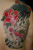 Tatuaje de flores de loto en un rio