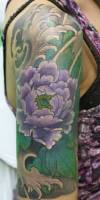 Tatuaje de una gran flor con agua