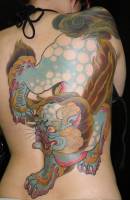Tatuaje grande de León Fu en la espalda de una mujer