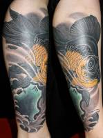 Tatuaje de un pez nadando en el agua