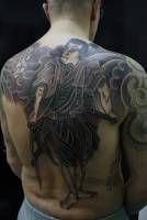 Tatuaje grande de un samurai con nubes