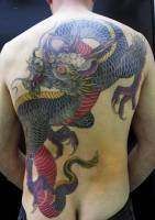 Tatuaje de un gran dragón en la espalda