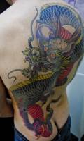 Tatuaje de un gran dragón en la espalda