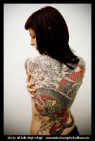 Tatuaje de un dragón japonés en la espalda de una mujer