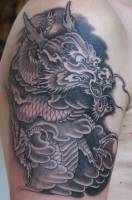 Tatuaje de un dragón japonés en blanco y negro