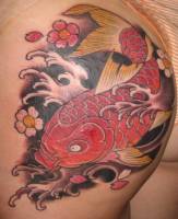 Tatuaje de una carpa japonesa con algunas flores