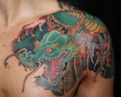 Tatuaje de un dragón japonés en el hombro