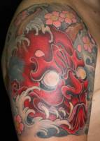 Tatuaje de un ogro japonés entre olas