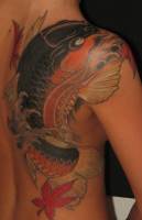 Tatuaje de una gran carpa subiendo por la espalda