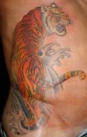 Tatuaje de un tigre subiendo una catarata