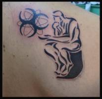 Tatuaje de un señor sentado aguantando un átomo