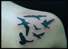 Tatuaje de pájaros volando
