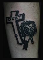 Tatuaje de Ozzy con una cruz